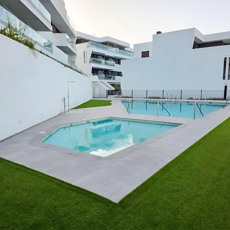Pool - Free Parking - Balcony - Close To Stores *